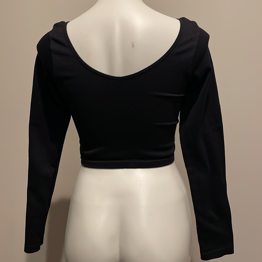 Scoop-Neck Long Sleeve Crop Top – Black – sz M - Picture 2 of 2
